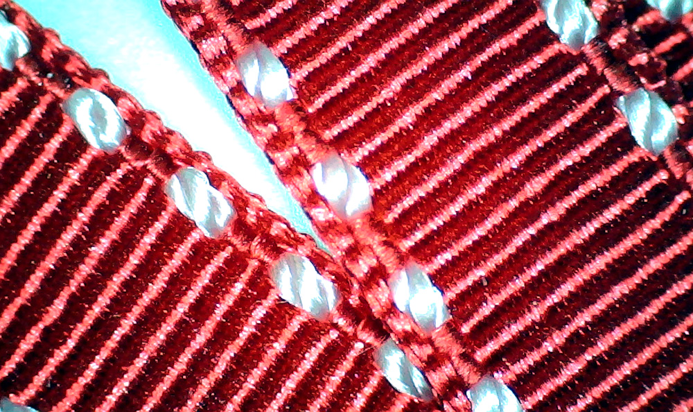 Фото тканевой ленты, сделанное цифровым микроскопом Levenhuk DTX 720 WiFi при подключении к компьютеру (OS Windows 7)